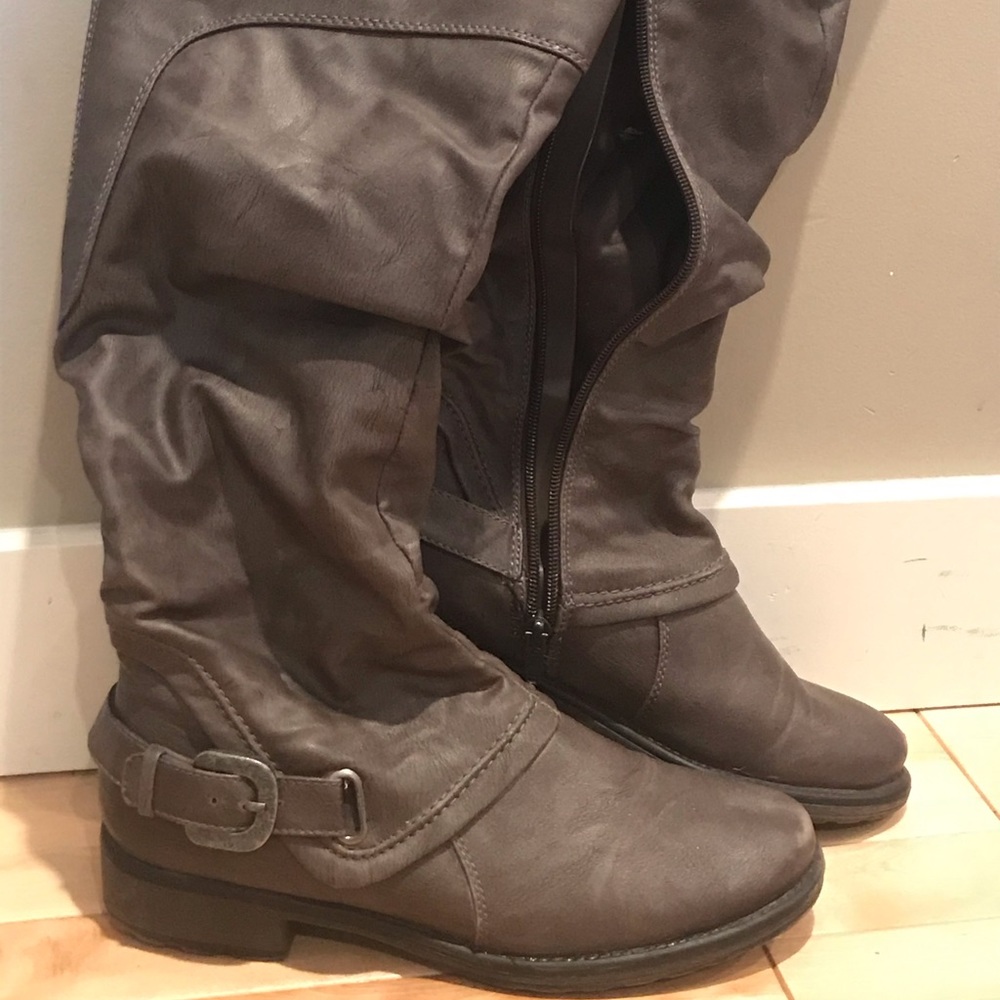 Women’s boots gray size 8